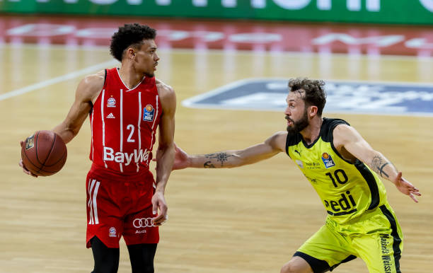 他仍然处于 他仍然处于