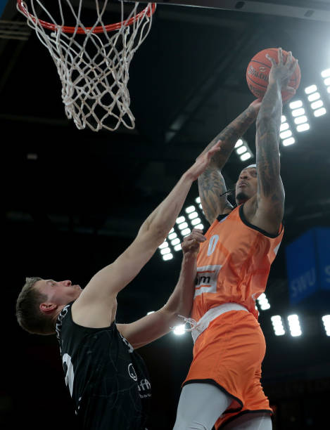 年奠定了坚 年奠定了坚